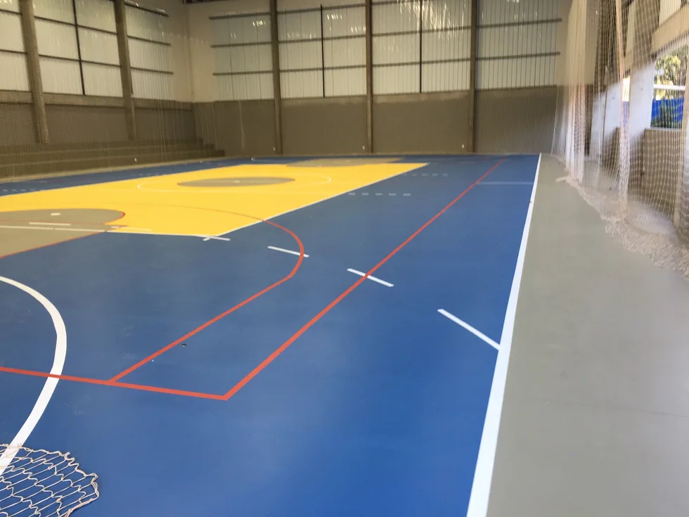Quadra esportiva com vestiários